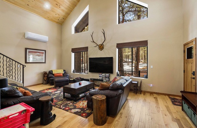 Dog-friendly lodge in the pines with hot tub, firepit, fireplaces & great deck