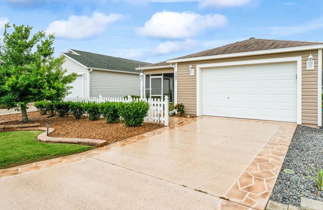 Dog Friendly 2/2 PATIO VILLA WITH GAS GOLF CART CLOSE TO BROWNWOOD SQUARE