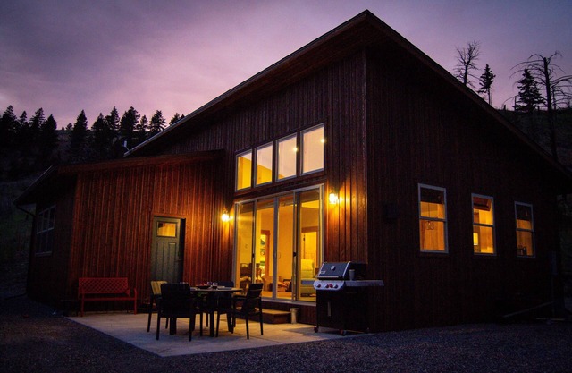 Dog-friendly, 2-bedroom cabin with curated library, fire pit, and wide Montana skies. Tucked off a scenic dirt road in Paradise Valley—15 minutes to dining, 45 minutes to Yellowstone.