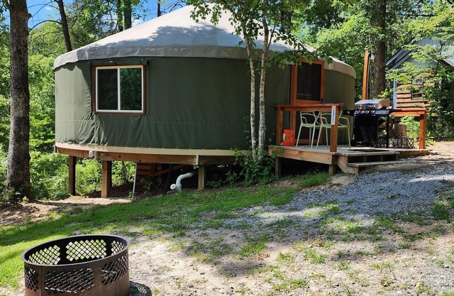 Dog friendly 30' Yurt, large dome skylight, king bed, 2 bedrooms, sleeps 6.