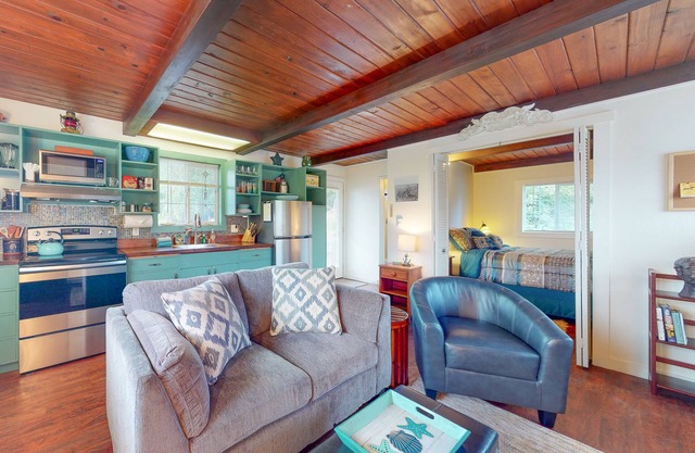Dog-friendly ADU with a full kitchen & shared washer/dryer - near the water