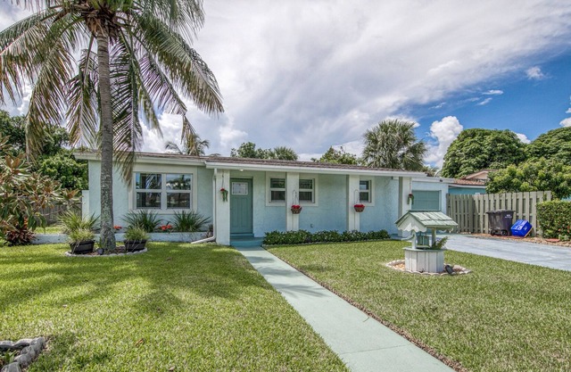Dog-friendly beach bungalow near coastline with private pool, patio, AC & W/D