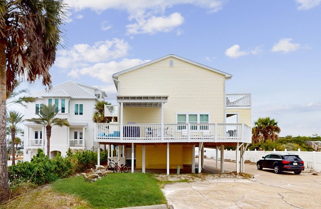 Dog-friendly beachfront townhouse with balcony, 2 bikes, W/D