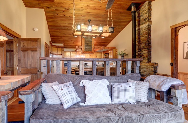 Dog-friendly cabin with large deck, firepit, bar, pool table & woodland view