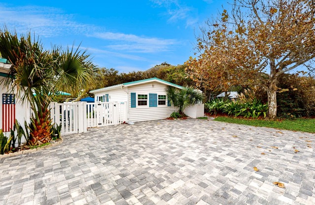 Dog-friendly cottage with fenced yard, W/D - walk to the beach & fishing spots