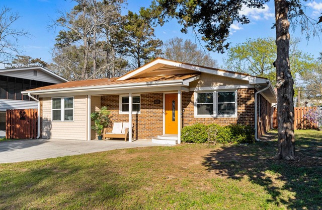 Dog-friendly cottage with fenced yard - stroll to beach, pier, dining, shops