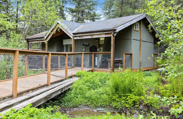 Dog-friendly cottage with private hot tub, great location, and views