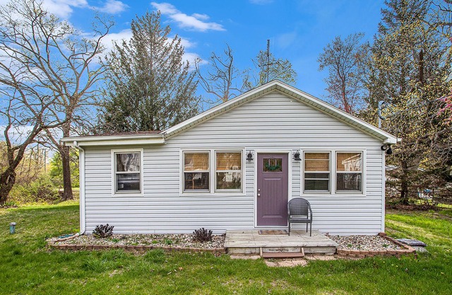 Dog-friendly cottage with a large yard, firepit, grill, & wood-burning fireplace