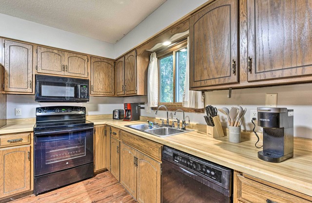 Dog-Friendly Eden Prairie Escape: Near Beach!