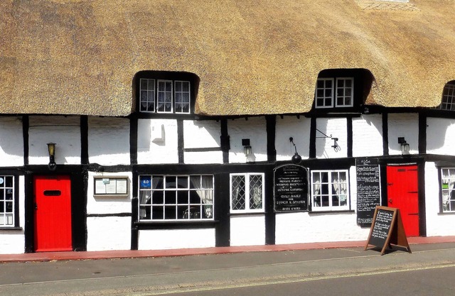 Dog friendly first floor apartments in historic thatched cottage in New Forest
