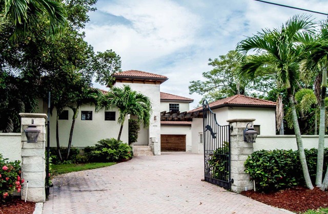 Dog-friendly gated spacious Siesta Key Getaway — Pool, Spa, & Mancave.