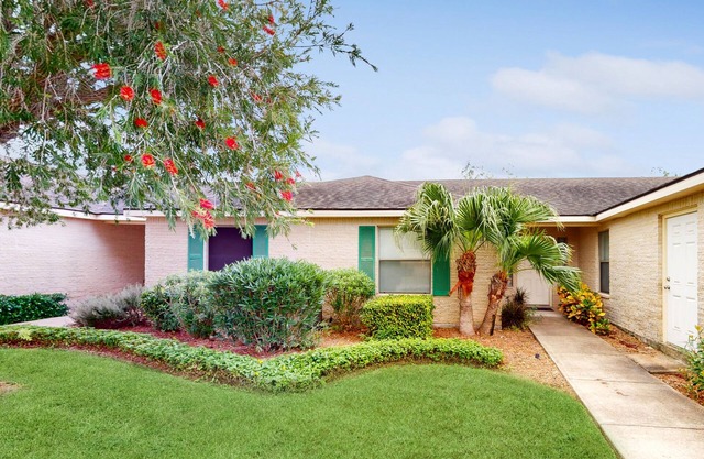 Dog-friendly, golf course view home with WiFi, AC, patio, pool, tennis, & gym