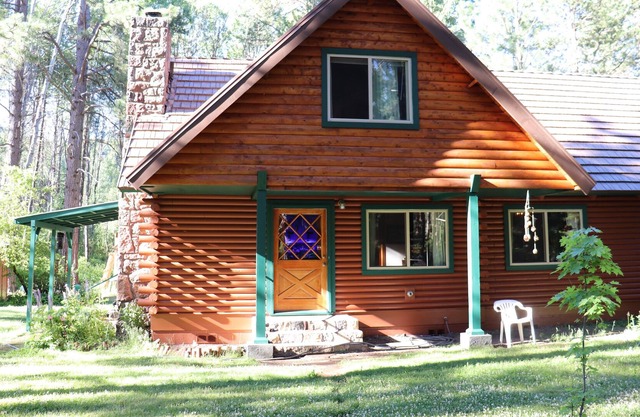 Dog-friendly Home with Hot Tub - Near Crater Lake National Park