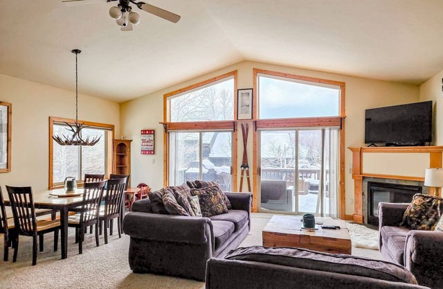 Dog-friendly home with mountain views, deck, washer/dryer, kitchen & fireplace