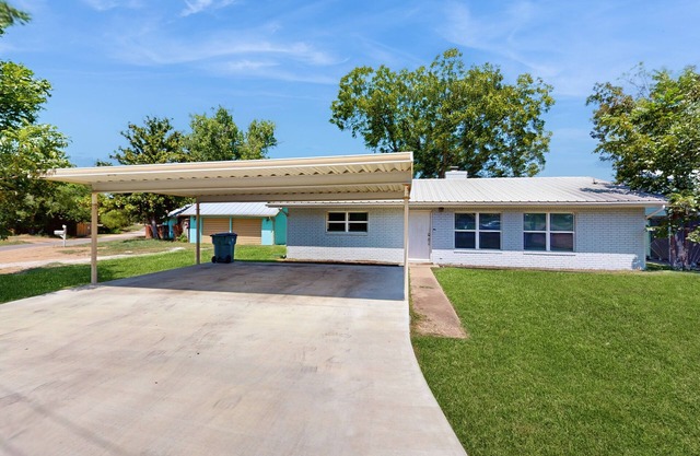 Dog-friendly home w/a furnished patio, free WiFi, & central A/C- near cove