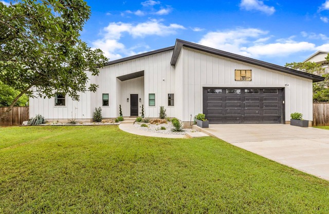 Dog-friendly home with pool, grill, central AC, & Washer/Dryer