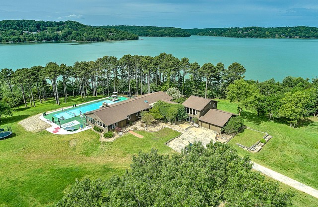 Dog-friendly home with lake views, washer/dryer, pool, basketball & fireplace