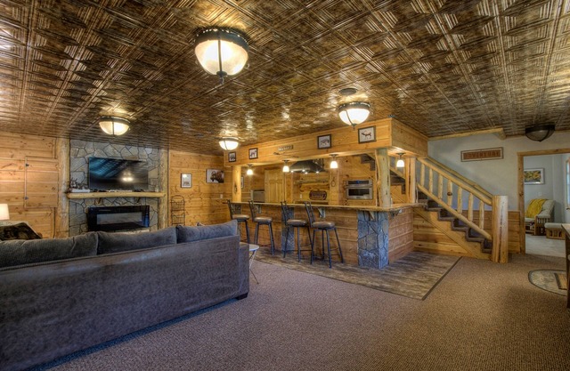 Dog-friendly house with mountain view and pool access