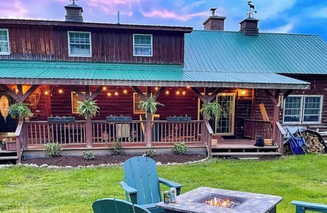 Dog Friendly Log Cabin on 10 acres + Wood Stove, High Speed WiFi, AC!