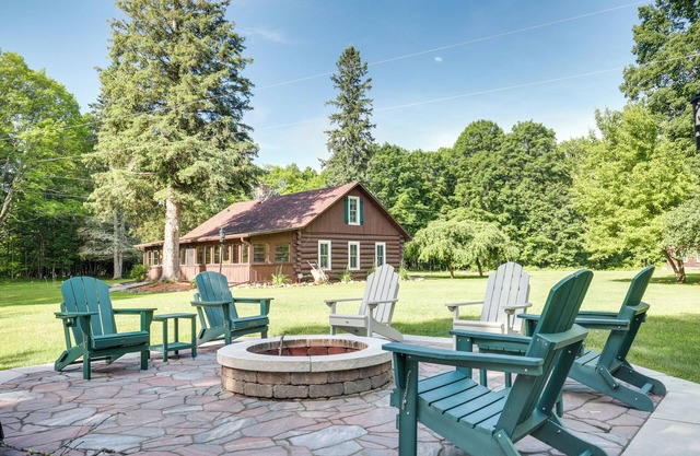 Dog-Friendly Park Falls Cottage w/5 Acres & Lake
