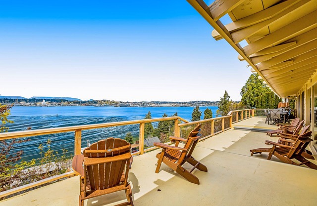 Dog-friendly retreat - huge deck w/panoramic sound views & jetted tub