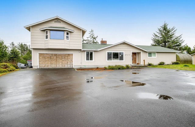 Dog-friendly retreat near the beach with large yard, WiFi, deck & full kitchen