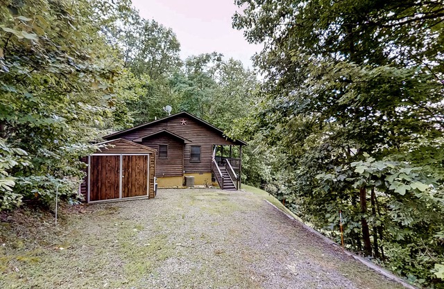 Dog-Friendly scenic cabin with amazing views, covered deck, firepit, & hot. tub