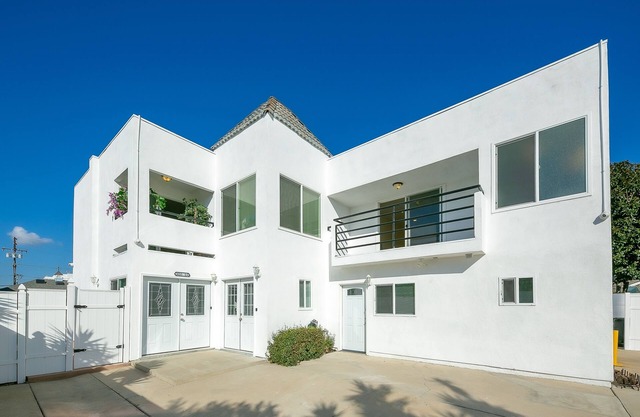 Dog-friendly two-story home with two kitchens, fast WiFi, patio, & gas grill