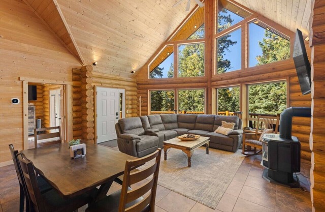 Dog-friendly log cabin with game room and fire pit