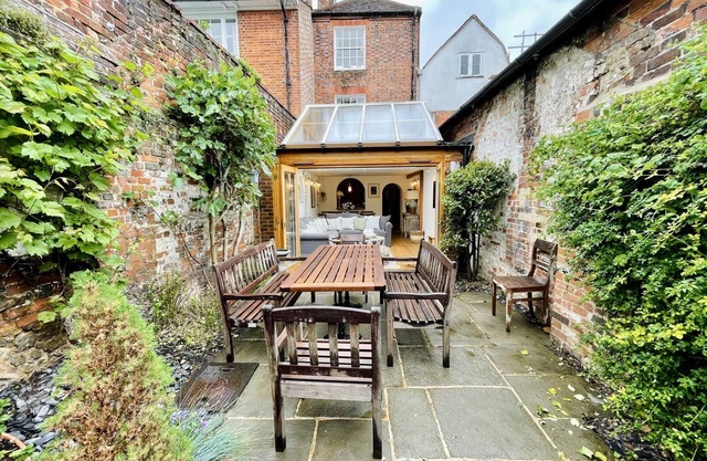 Dolls House - Luxury Townhouse - From 400 Per Night