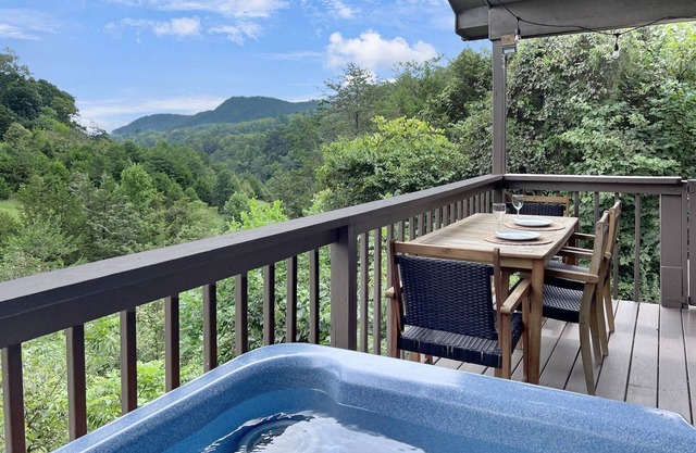 Dollywood 1 mi! Mountain View, Hot Tub, Fire Pit, King Suites, Arcade, Dogs OK!
