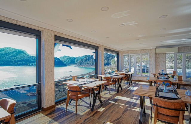 Dolphin Boutique Hotel & Restaurant