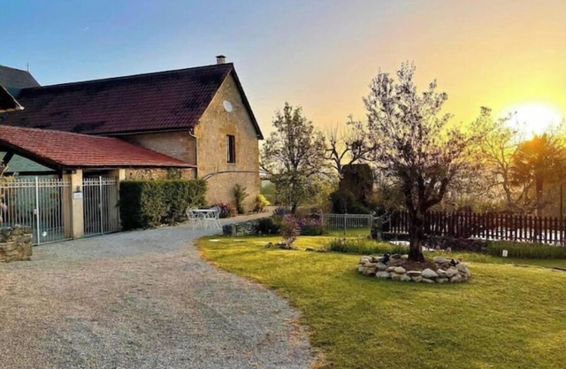 Domaine 3 gites,9 rooms, 18 people,games room,private heated pool Sarlat/Lascaux