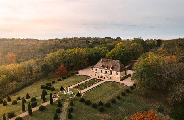 Domaine Les Hauts De Chaunac with private pool, Wi-Fi and air conditioning