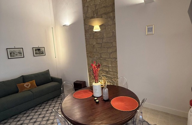 DOMUS RAFFAELE, True and Unique Heart of Naples, a stone's throw from Piazza Garibaldi