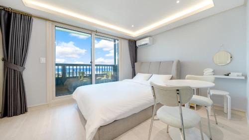 Donghae badae meomuleuda