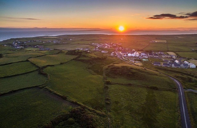 Doolin Village L07 - a two story that sleeps 6 guests in 3 bedrooms