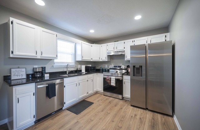 Double Diamond Rentals- Immaculate Home w/Plenty of light