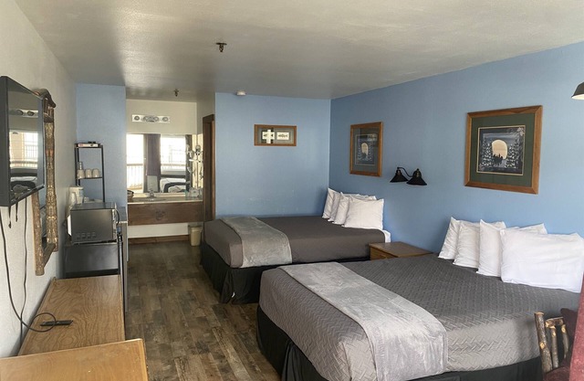 Double Queen Room w/Kitchen Supplies