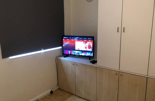 Double room in newly renovated house 35 mins to Central London