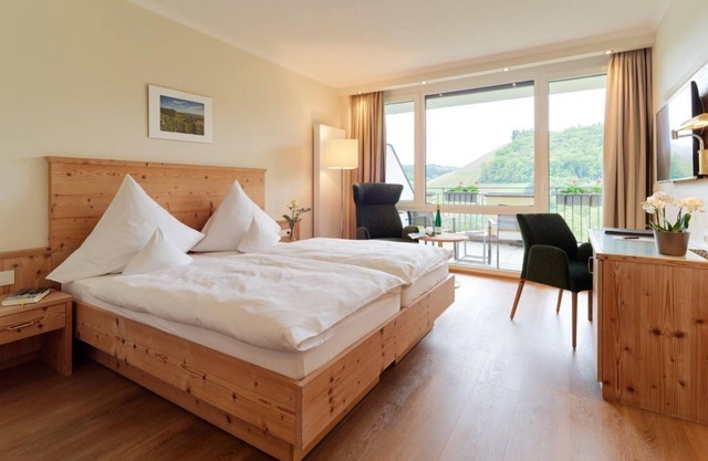 Double Room Shower/WC Herrenberger Double Room - Hotel-Weingut Weis