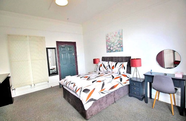 Double Room with Shared Bathroom - Hamilton