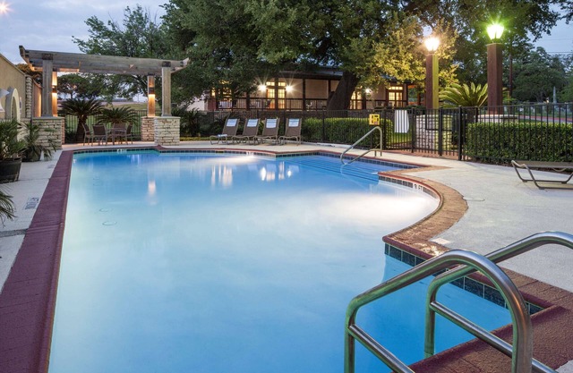 DoubleTree by Hilton Austin - University Area