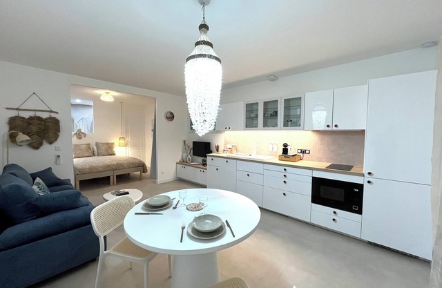 Douc'Evasion: Spacious new air-conditioned T1, queen size bed, 2 people, tram