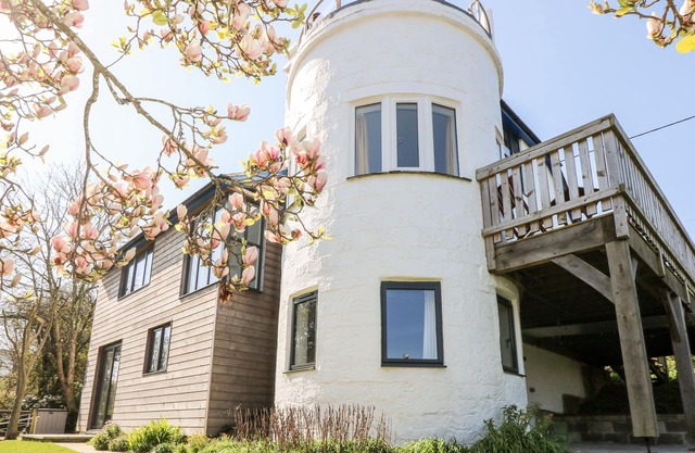 DOVEFIELDS, family friendly, country holiday cottage in Helford