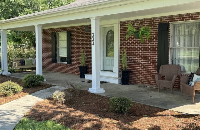 Down on the CornernIn the heart of Flora with great outside space!