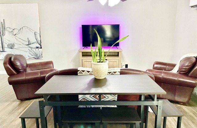 Downton Westrn Condo/50” TV~250mb WiFi/30%EXTEN’d Stay Discount