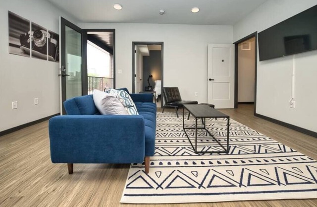 Downtown 1BR: Gym Access, King Bed, Free Parking, Modern 1-BR: King Bed, Gym Access, Free Parking