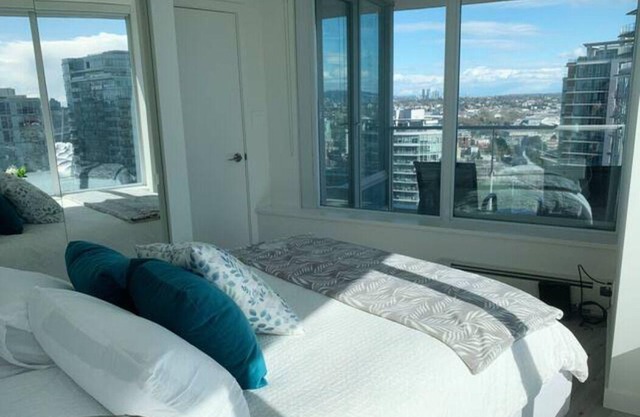 Downtown 3br/2ba+Views+Skytrain+Free Parking