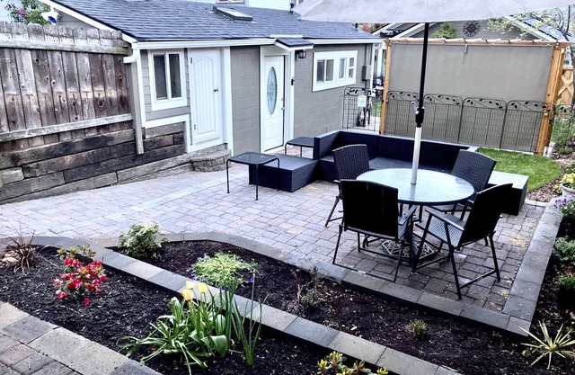 Downtown Ashland private cottage with garden patio